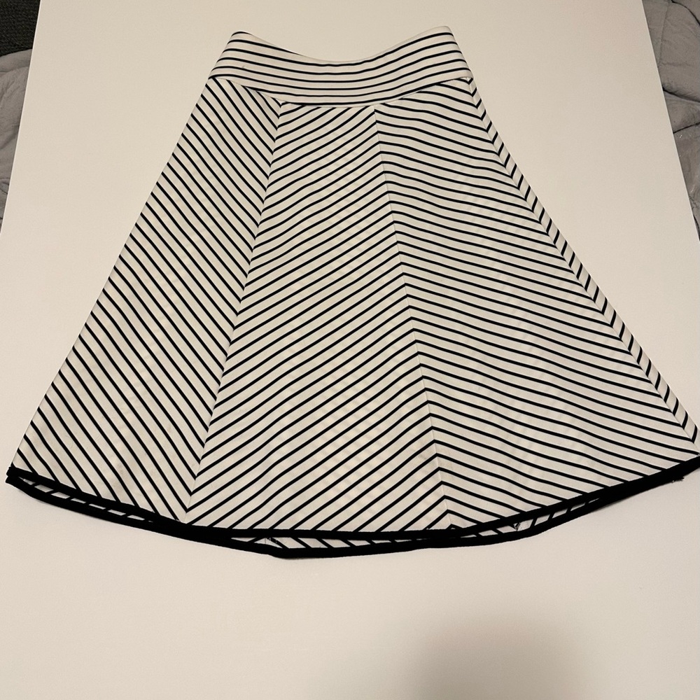 Pixley A line Black and a white Chevron Skirt, Size M